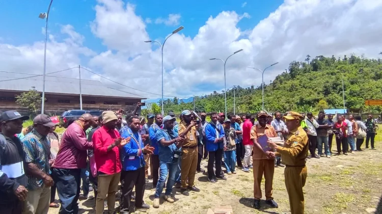 Bupati Spei Yan Birdana Serahkan Buku di SMP Negeri 2 Okpol dan Universitas Okmin
