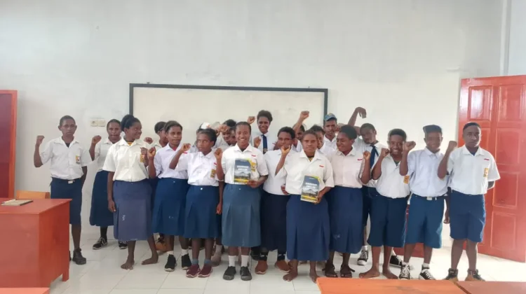SMPN 1 Abimbak Lestarikan Budaya Lani melalui Buku Muatan Lokal