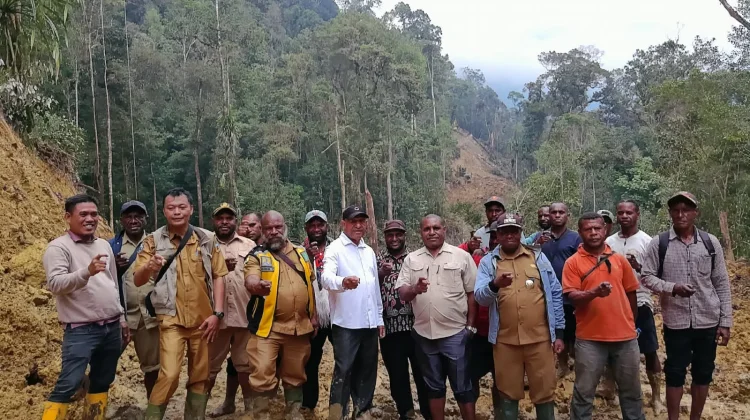 Rela Berjalan di Lumpur, Bupati Pegubin Tinjau Langsung Pembukaan Jalan