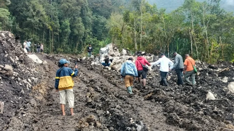 Rela Berjalan di Lumpur, Bupati Pegubin Tinjau Langsung Pembukaan Jalan