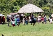 Puluhan Siswa Mengikuti Pelatihan Gasing di Sekolah Adat