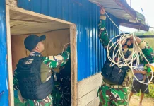 Satgas Yonif 511/DY Pasang Instalasi Listrik di Rumah Warga Lanny Jaya