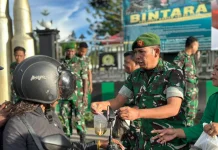 Kodim 1702/JWY Membagikan Takjil Buka Puasa Kepada Masyarakat