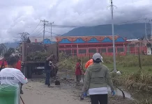Hari Sampah Nasional, DLH Jayawijaya Bersihkan Drainase Tersumbat di Kota Wamena