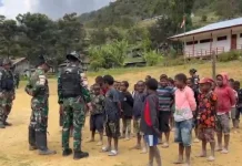 Tanamkan Disiplin sejak Dini, Satgas Yonif 511/DY Latih PBB Siswa SD Brume