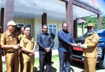 Bupati Tolikara Willem Wandik Serahkan Kunci Mobil kepada Pimpinan DPRK Kabupate