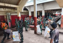 Wujud Nyata Peduli Lingkungan, Sinergi TNI-Polri Bersihkan Pasar Wouma