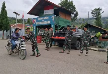Raih Berkah Ramadan, Satgas Yonif 511/DY Pos Kout Karubaga Berbagi Takjil