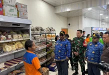 Dandim 1702/Jayawijaya Dampingi Bupati Tinjau Harga Sembako jelang Idul Fitri