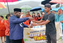 Pemkab Tolikara Bagikan Takjil untuk Umat Muslim, Wujud Dukungan dan Toleransi