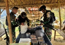 Satgas Bagikan Berkat dan Pakaian Layak Pakai kepada Warga Distrik Balingga