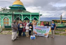 Pemuda MAMMESA Jayawijaya Berbagi Takjil di Masjid Perkampungan Islam