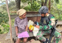 Satgas Yonif 511/DY Bagikan Sembako dan Pakaian kepada Warga Kampung Wenam