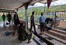 Satgas Yonif 511/DY Badak Hitam Bersama Warga Bersihkan Masjid jelang Idul Fitri