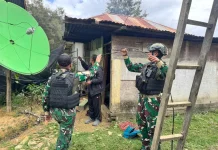 Satgas Yonif 511/DY Bantu Perbaiki Instalasi Listrik Rumah Warga di Lanny Jaya