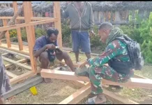 Satgas Yonif 511/DY Bantu Pembangunan Kantor Gereja di Kampung Lowanom