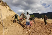TNI dan Warga Balingga Gelar Kerja Bakti Bersihkan Jalan