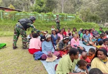 Satgas Yonif 511 Gelar Makan Bersama dengan Warga Kampung Tima saat Idulfitri