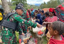 Satgas Yonif 511/DY Bagikan 100 Paket Sembako kepada Warga Distrik Pirime