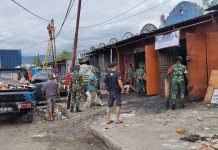Prajurit Kodim 1702/Jayawijaya Turun Tangan Bersihkan Puing Kebakaran di Wamena