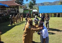Bupati Lanny Jaya Resmi Buka Ujian Nasional di Tiom Dengan Menyerahkan Simbol Soa