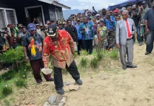 Bupati Letakkan Batu Pertama Pembangunan Gereja Baptis Kuwopaga di Tiomollo