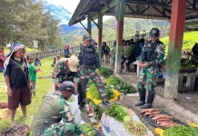 Satgas Yonif 511/DY Borong Hasil Tani Warga di Pasar Tradisional Pirime