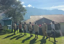 Wakil Bupati Tinjau Pelayanan Publik di Distrik Tiom Neri, Tekankan Disiplin ASN