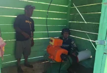 Satgas Pamtas RI–PNG Yonif 511/DY Perbaiki Instalasi Listrik di Desa Oka