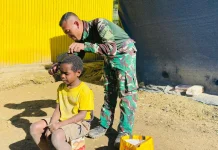 Prajurit TNI Satgas Yonif 511/DY Berikan Layanan Cukur Gratis untuk Anak Pedalaman