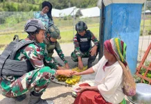 Satgas Yonif 511/DY Borong Hasil Bumi Warga di Kanggime