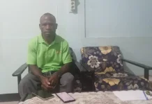 Kepala Distrik Pirime Serahkan Bantuan Bibit Kelinci