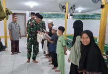 Satgas  Yonif 511/DY Pos Karubaga , bagikan Al-Qur'an Kepada Anak-anak di Karubaga