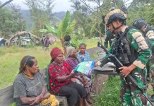 Satgas Pamtas RI–PNG Yonif 511/DY Bagikan Pakaian dan Buku di Desa Lowanom