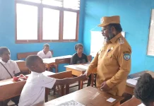 Bupati Willem Wandik Kunjungi SD Negeri Lianogoma Tolikara