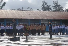 Guru dan Siswa YBSI Wamena  Rayakan Hardiknas dengan Busana Adat