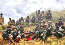 TNI dan Warga Gotong Royong Perbaiki Pipa PLTMH di Lanny Jaya