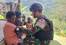 Satgas Yonif 511/DY Gelar Konseling Kesehatan Keliling di Tolikara