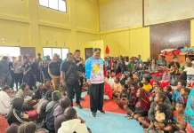 Gubernur  Kunjungi Pengungsi di Aula Polres Jayawijaya, Serahkan Bantuan Rp.1 M
