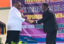 Bupati Yahukimo Serahkan Bantuan Tunai Kepada BP GIDI Klasis Kota