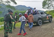 Yonif 511/DY Bantu Antar Anak Sekolah di Karubaga akibat Transportasi Terbatas