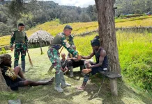 Satgas Yonif 511/DY dan Warga Kampung Tima Gotong Royong Bersihkan Fasilitas Umum