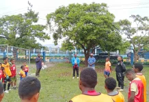 KNPI Papua Pegunungan Dukung Pembinaan Sepak Bola Anak Lewat Bantuan Bola