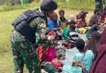MBG untuk Warga Kampung Tima dibagikan Satgas Yonif 511/DY