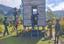 Satgas Pamtas Yonif 511/DY Bersama Warga Bersihkan Menara Gereja Baptis Lowanom