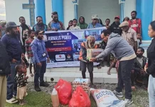 Insan Pers Jayawijaya Salurkan Bantuan bagi Pengungsi Perang Suku di Wamena