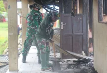 TNI dan Pemkab Jayawijaya Bersihkan Puing-Puing Pasca Konflik Sosial