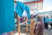 Bupati Tolikara Launching Kantor TP PKK dan Posyandu PKK Distrik Karubaga