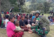 Satgas Yonif 511/DY Gelar Makan Bersama Gratis untuk Warga Kampung Tima