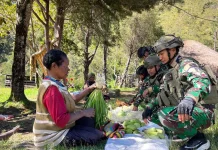 Satgas Yonif 511/DY Pos Malagai Borong Hasil Bumi Warga di Papua Pegunungan